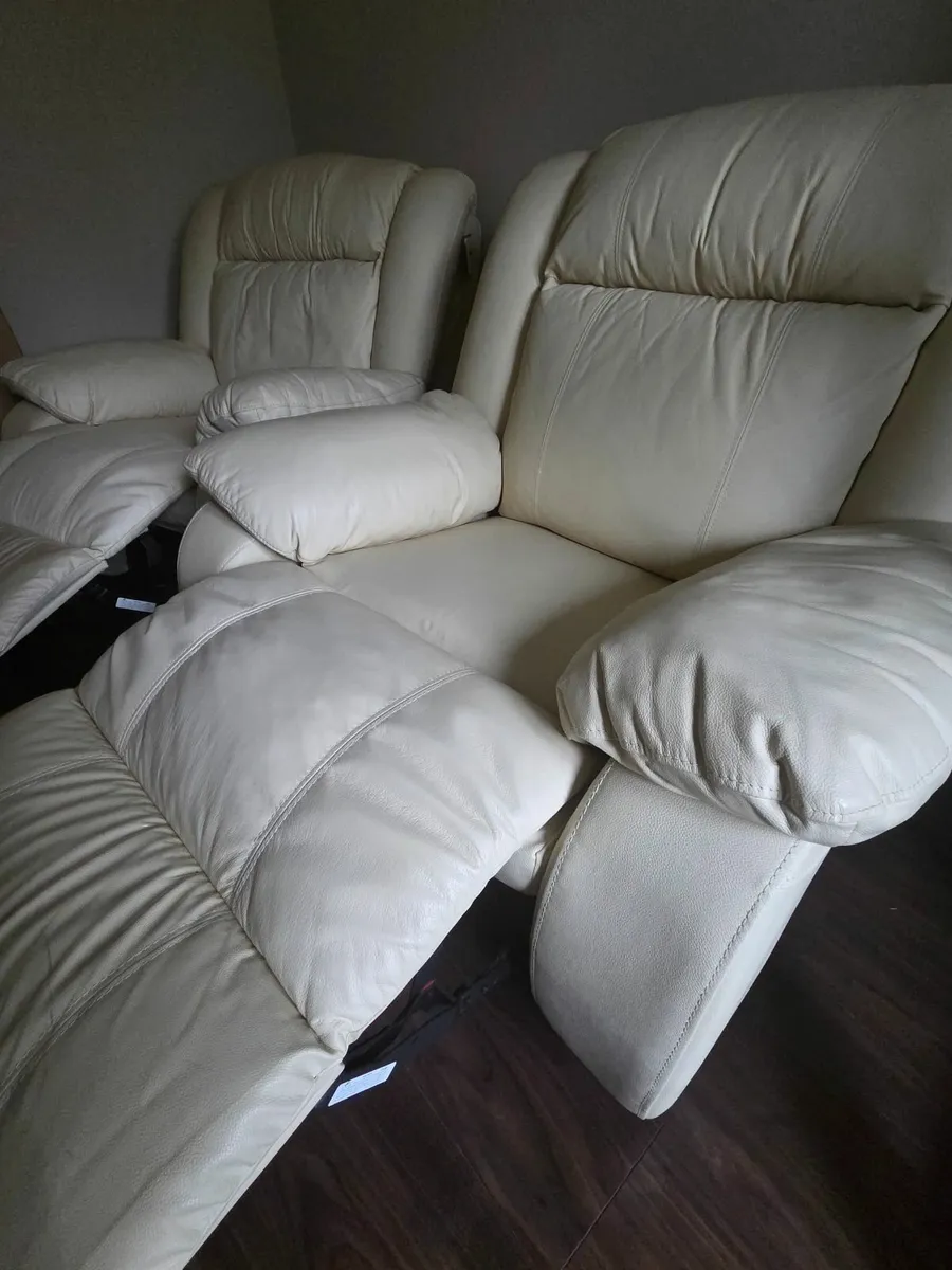 Leather recliner chairs - Image 2