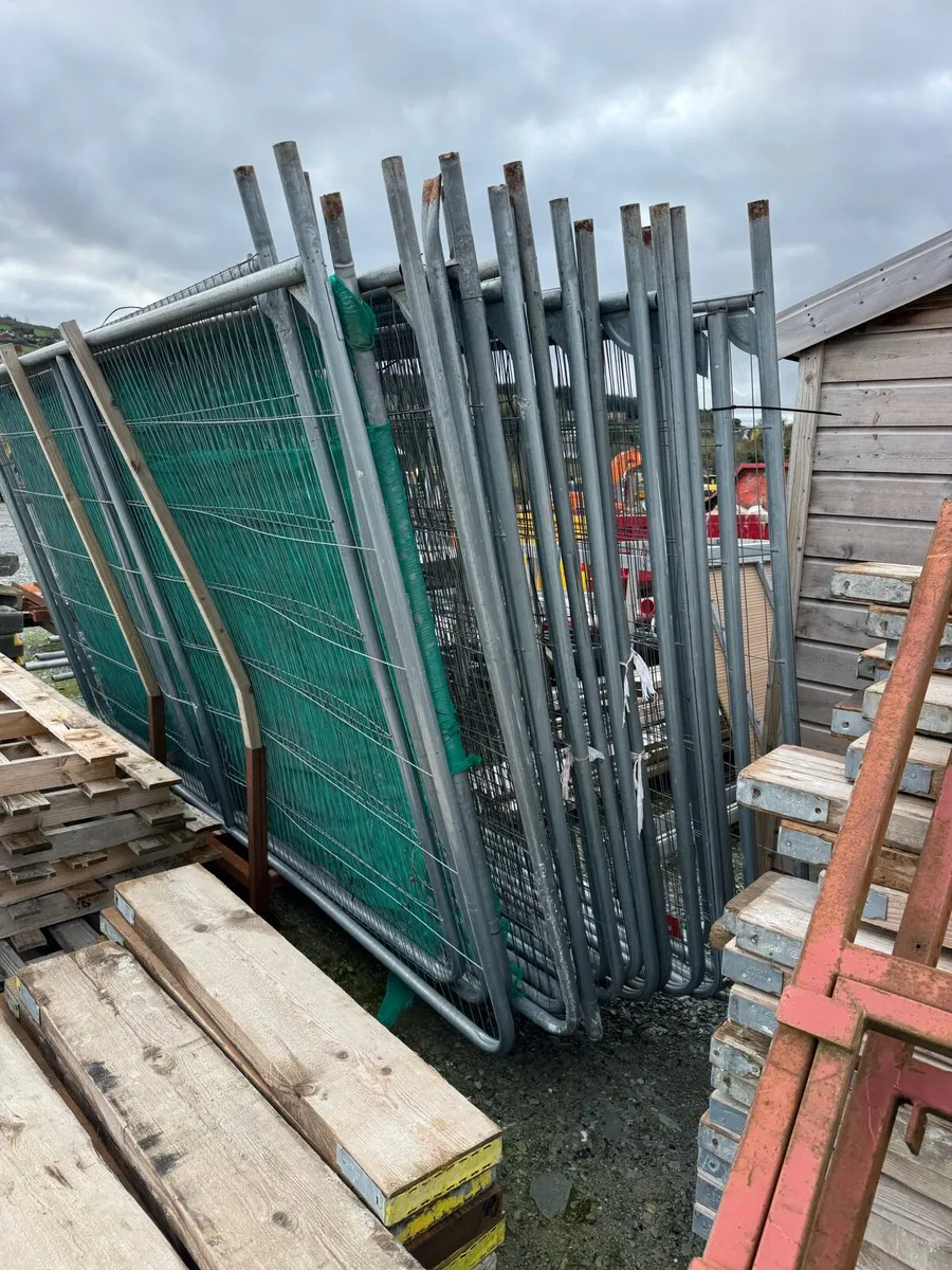 Harris fencing and blocks - Image 1