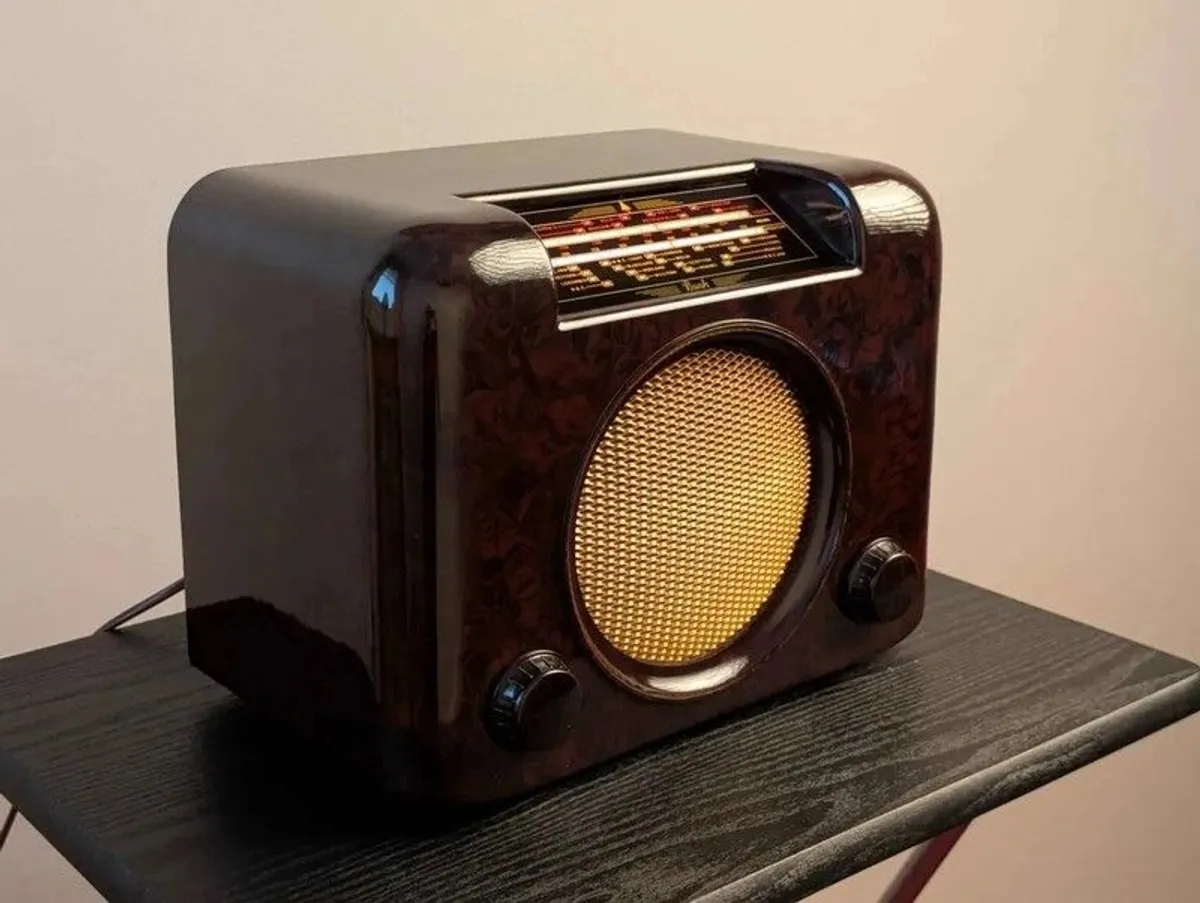 Vintage Bush DAC90A Valve Radio Bakelite Case 1950s - Image 1