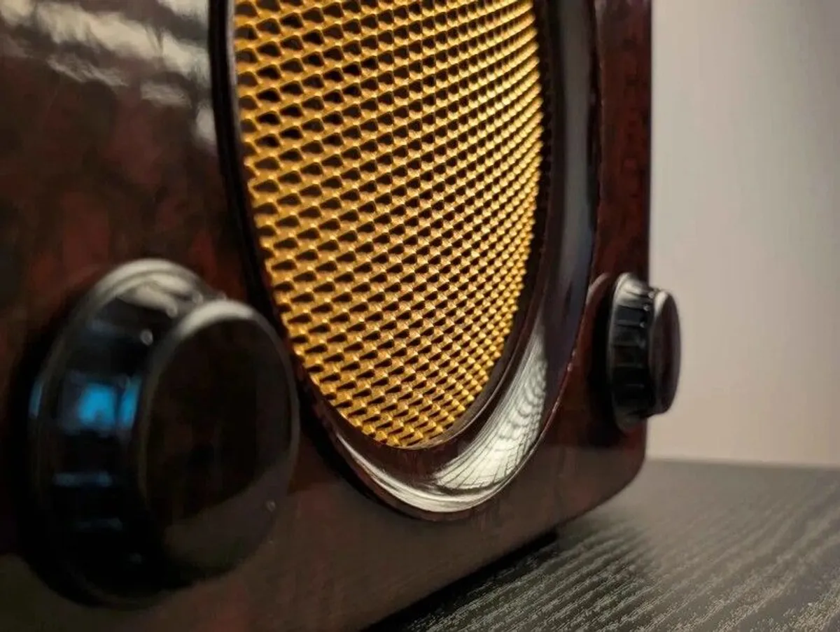 Vintage Bush DAC90A Valve Radio Bakelite Case 1950s - Image 3