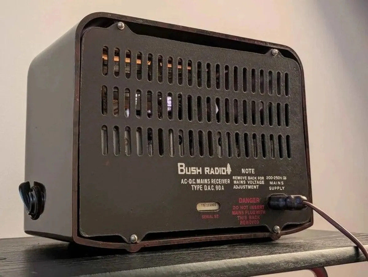 Vintage Bush DAC90A Valve Radio Bakelite Case 1950s - Image 4