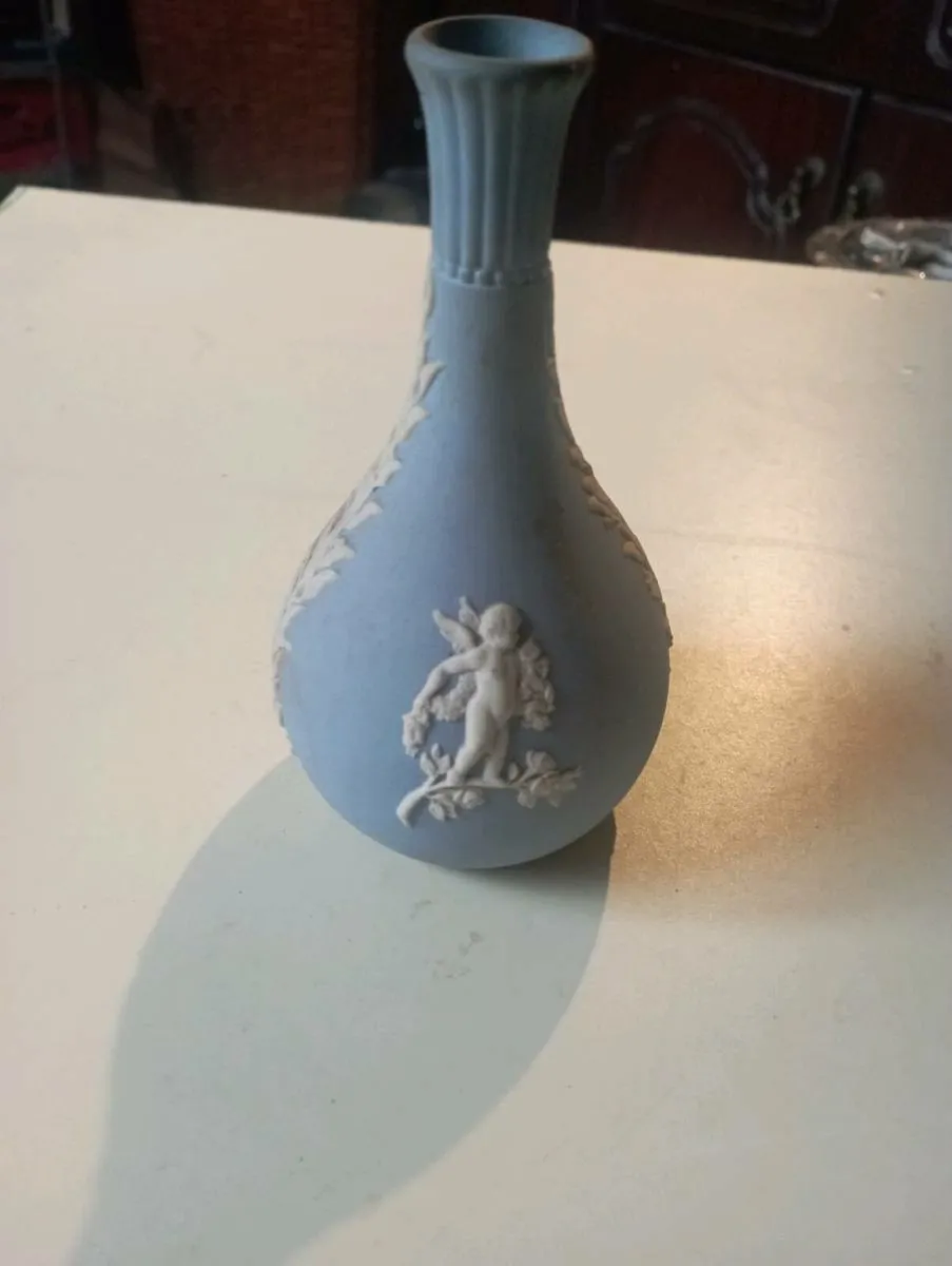 RARE VINTAGE  BLUE  WEDGWOOD JASLPERWARE BUD VASE. - Image 1