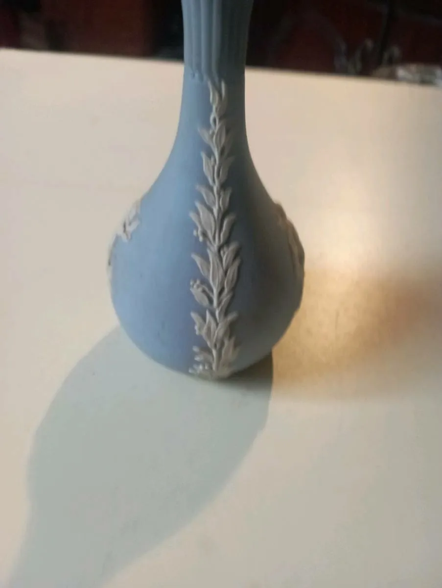 RARE VINTAGE  BLUE  WEDGWOOD JASLPERWARE BUD VASE. - Image 2
