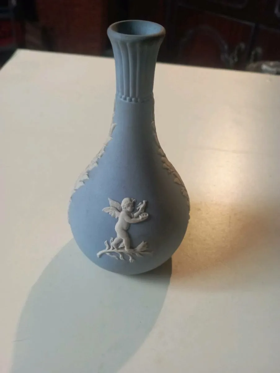 RARE VINTAGE  BLUE  WEDGWOOD JASLPERWARE BUD VASE. - Image 3