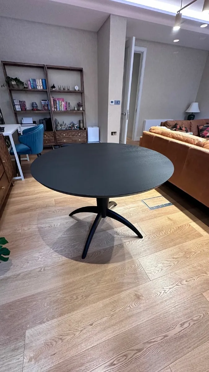 Brecon round dining table with extension - Image 1