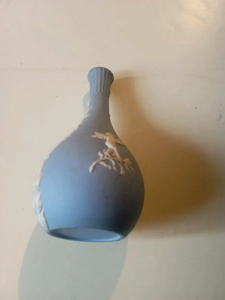 RARE VINTAGE  BLUE  WEDGWOOD JASLPERWARE BUD VASE. - Image 4