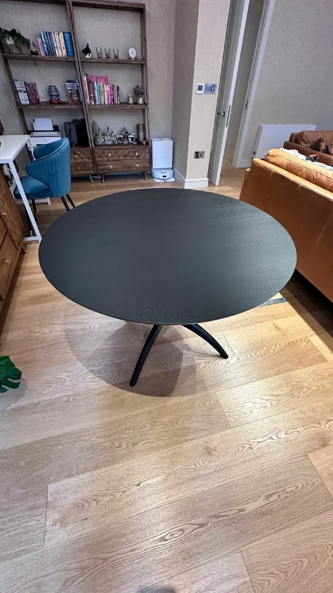 Brecon round dining table with extension - Image 2