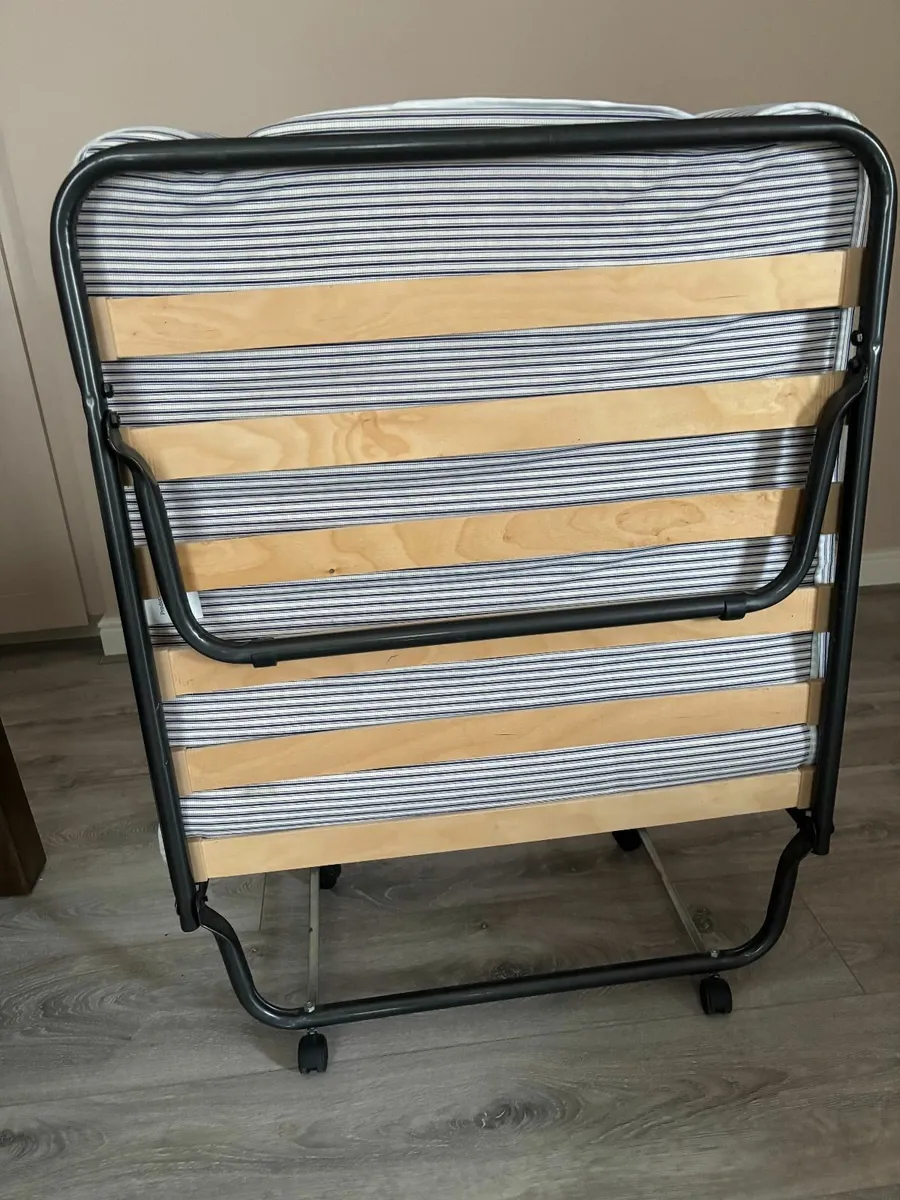 Single bed with mattress - Image 1