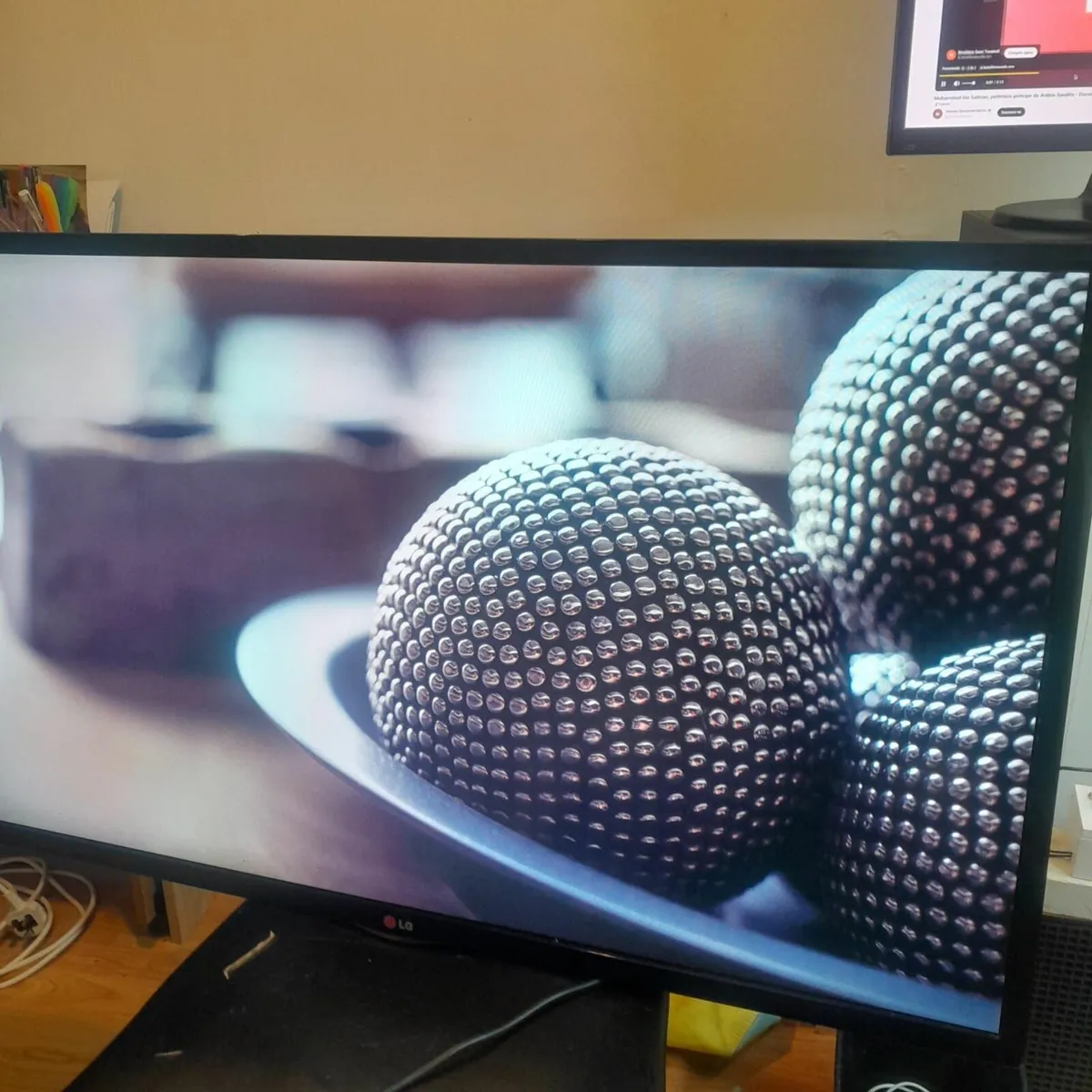 LG 42ln575v  smart TV - Image 1
