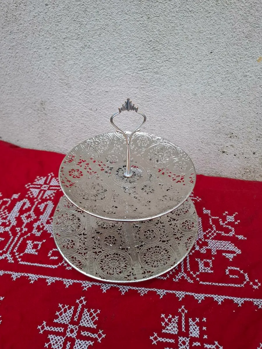 Reduced metallic cake stand postage possible - Image 1
