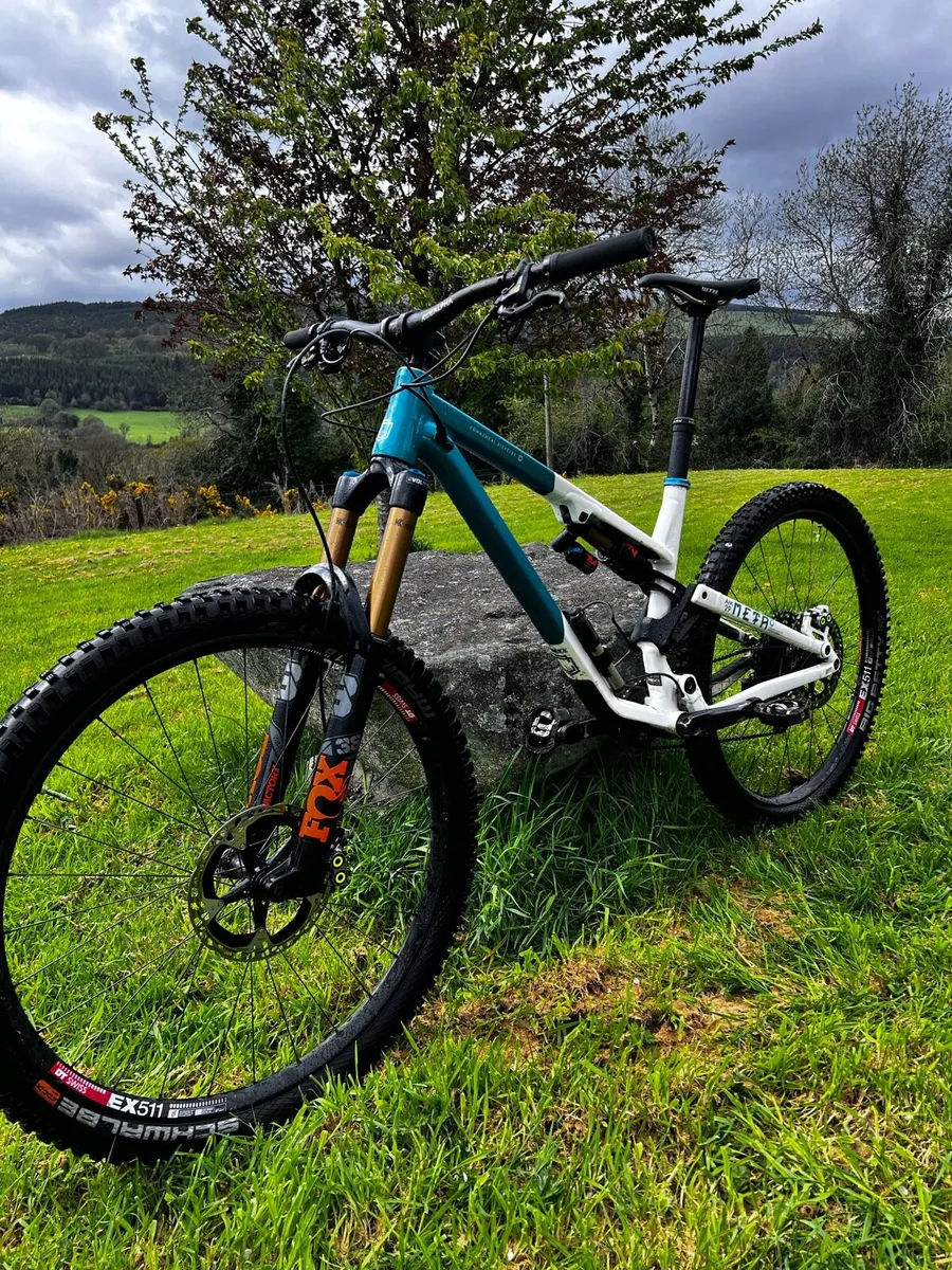 Commencal Meta AM29 Mountain Bike - Image 1