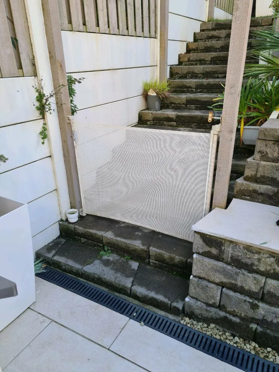 Child Stair Saftey Gate Roller - Image 2