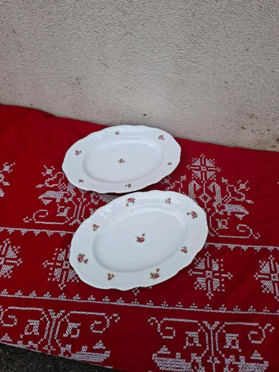 2 biscuits service plates 29cm long