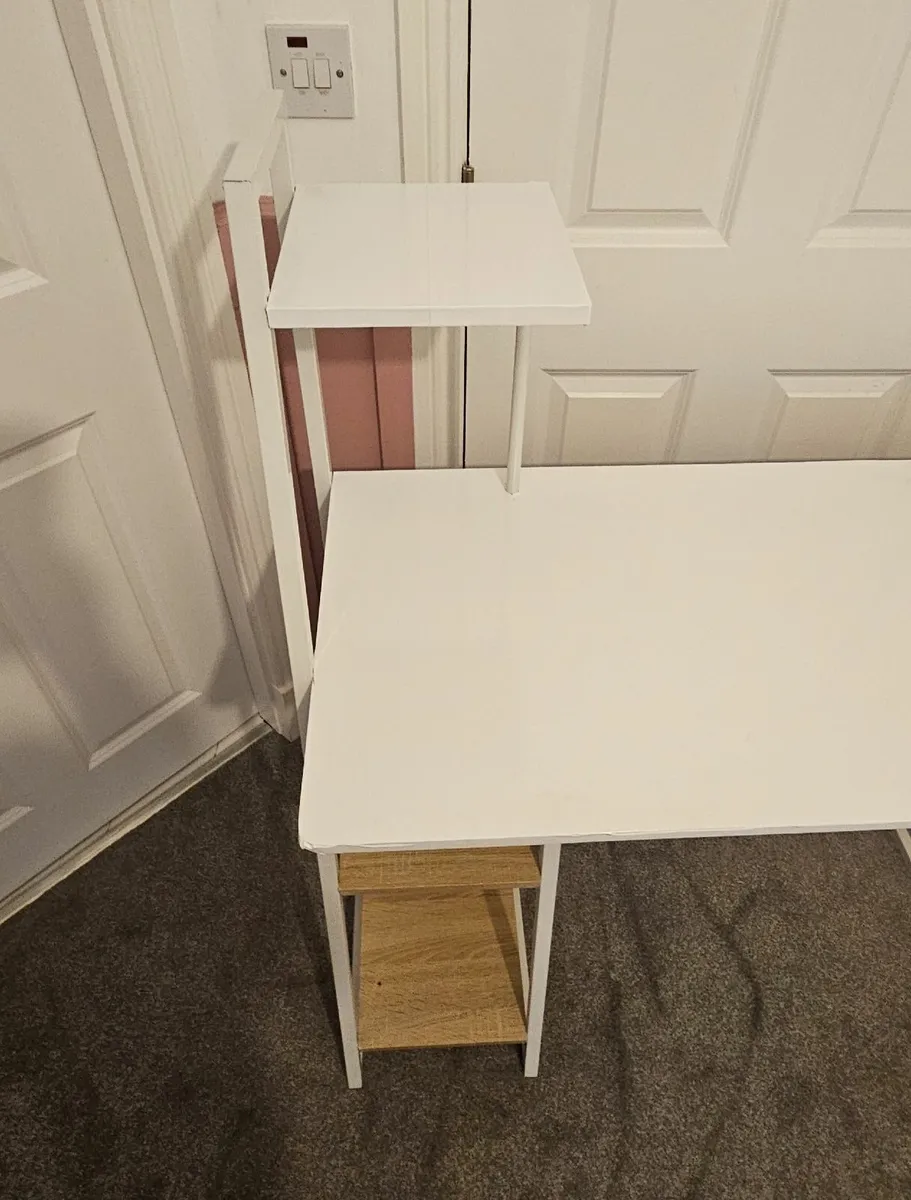 Computer desk - Image 1