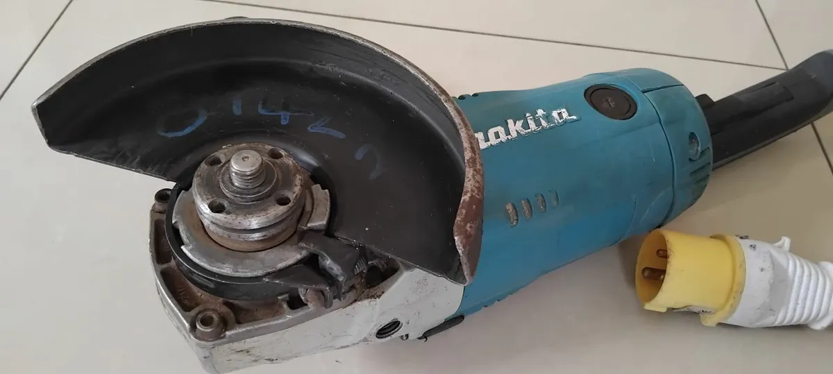 Makita GA9020 230mm 9" Angle Grinder 110v - Image 4