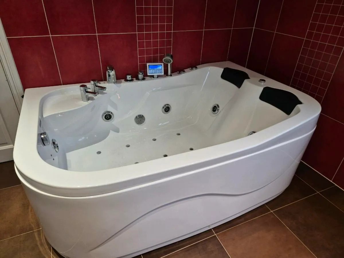 Jacuzzi bath - Image 1