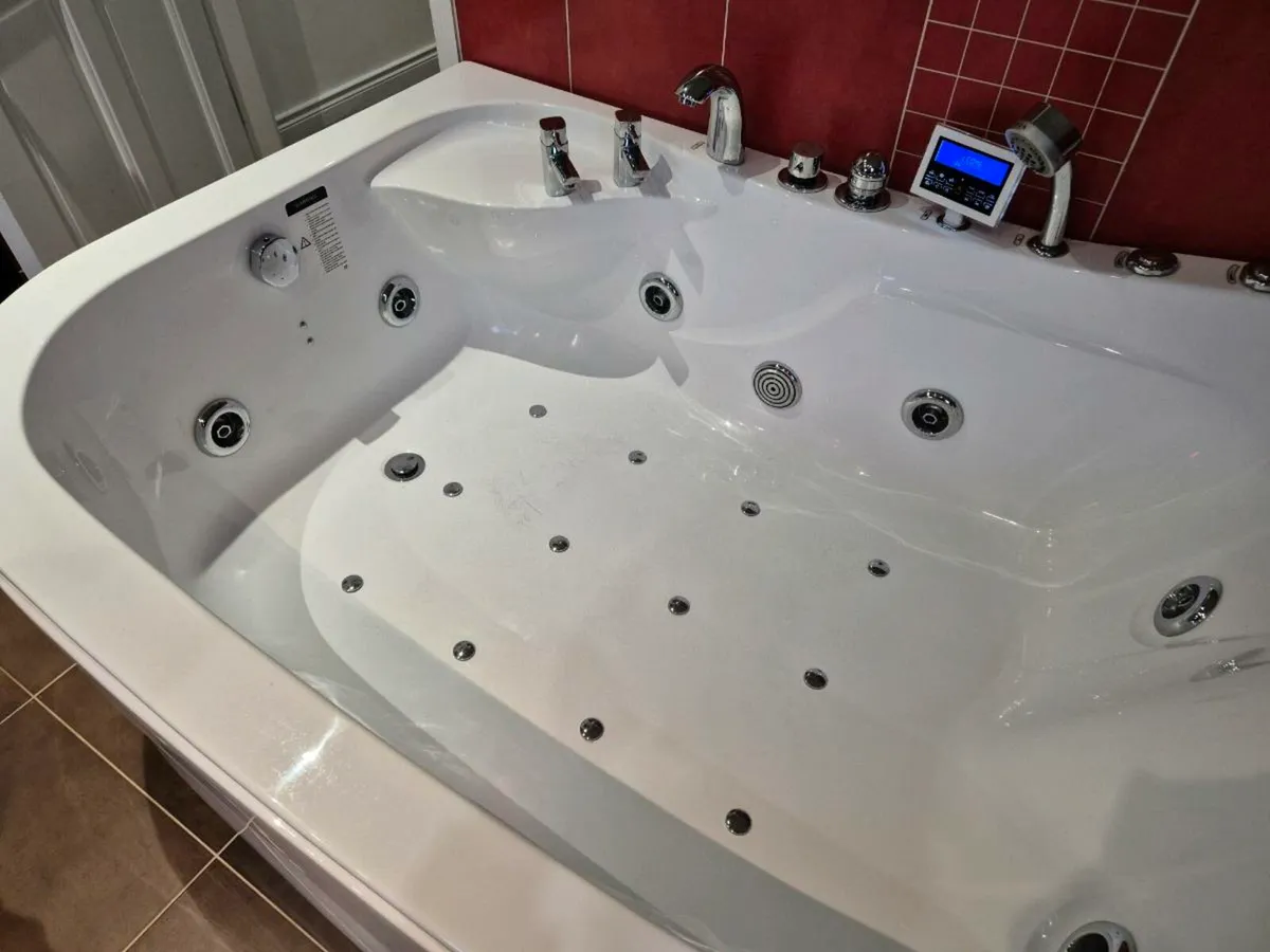 Jacuzzi bath - Image 2