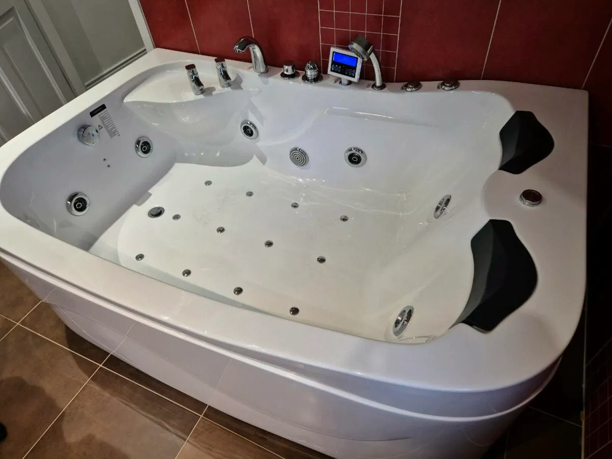 Jacuzzi bath - Image 3