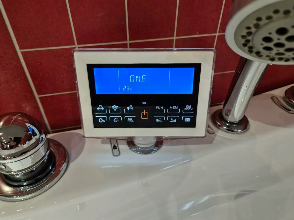 Jacuzzi bath - Image 4