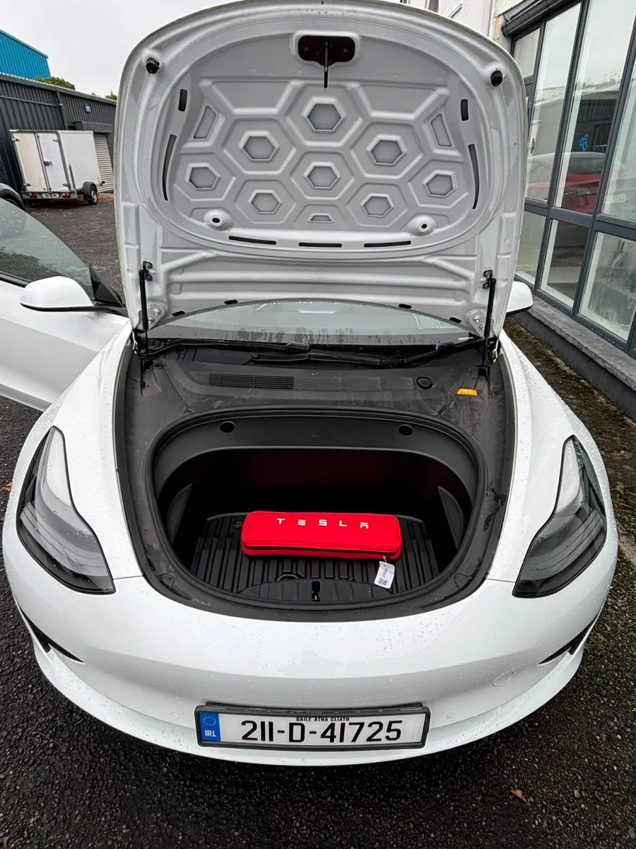 Tesla Model 3 2021 - Image 2