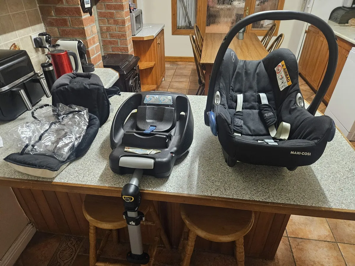 Maxi Cosi Car Seat (FREE) - Image 1
