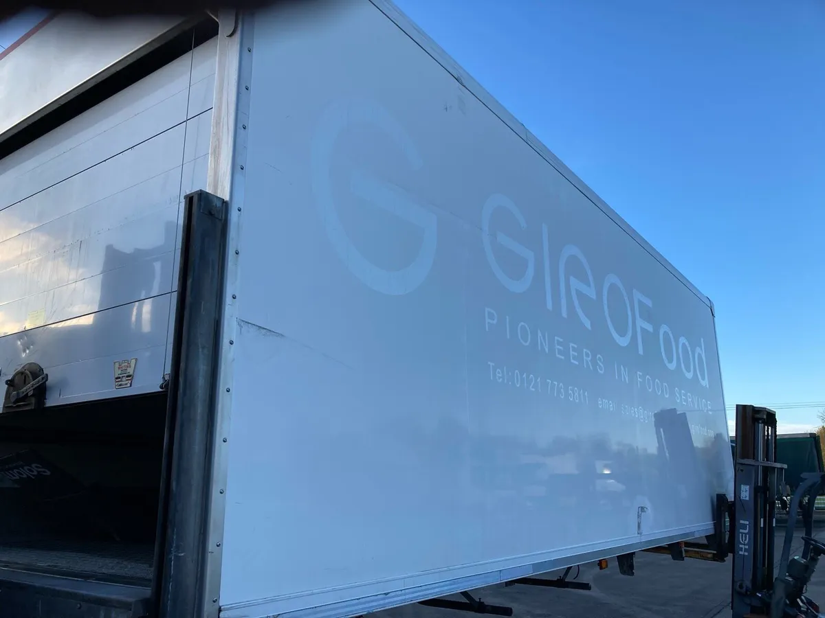 25 ft fridge body diesel motor +eletric stand by - Image 3