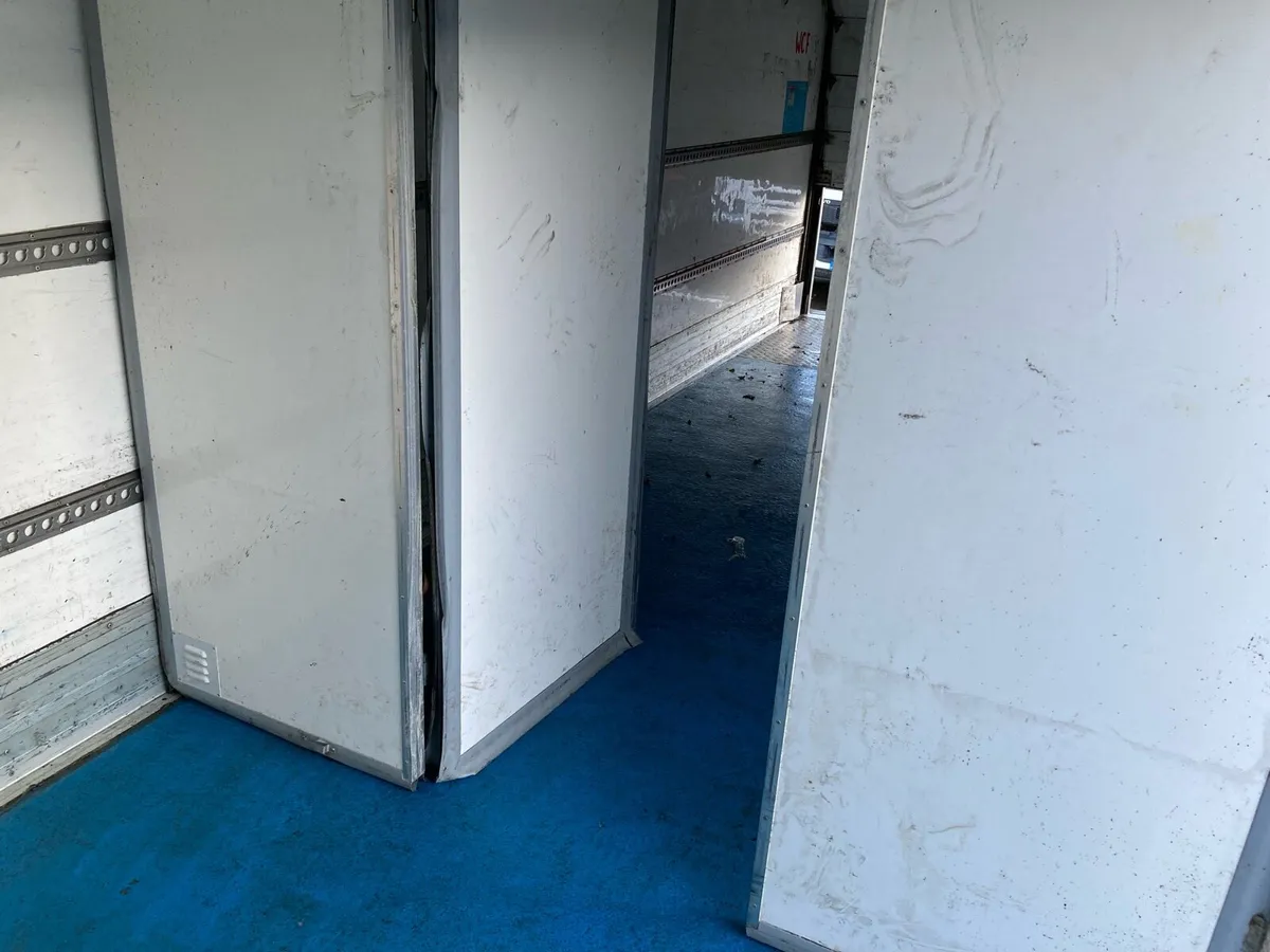 25 ft fridge body diesel motor +eletric stand by - Image 4