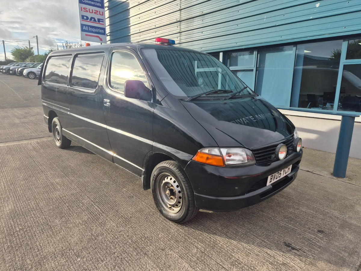 2005 TOYOTA HIACE - Image 1