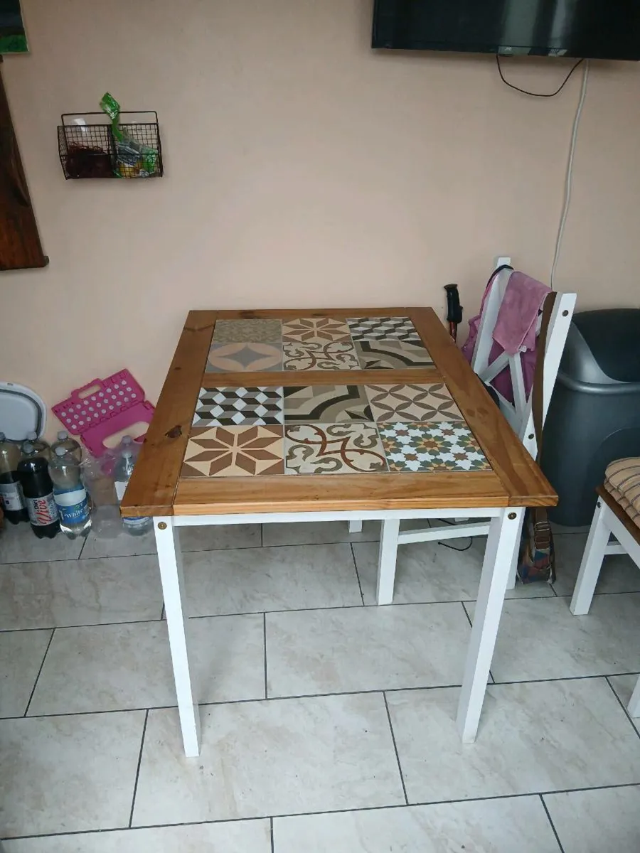 Table + 2 chairs