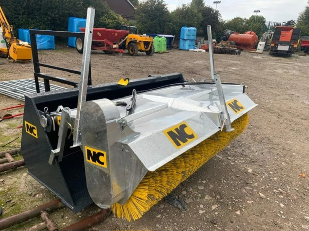 NC 7'9" BUCKET/BRUSH, new - Image 1