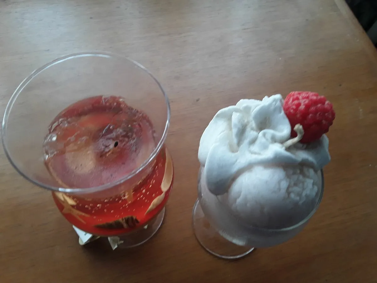 Two novelty candles are wanted gift - Image 4