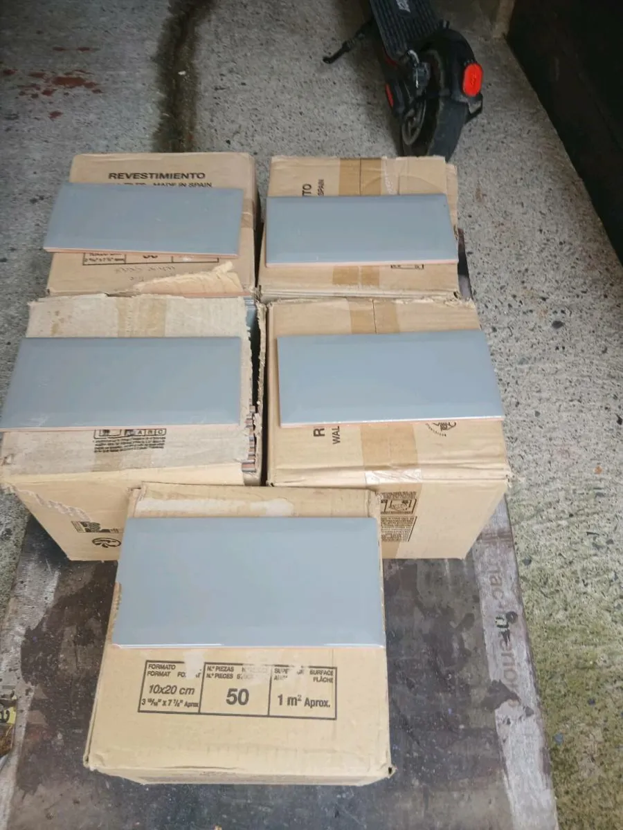 KITCHEN/BATHROOM TILE - Image 4