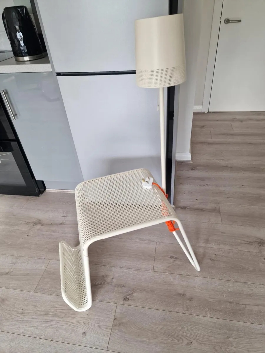 Lamp and table - Image 1