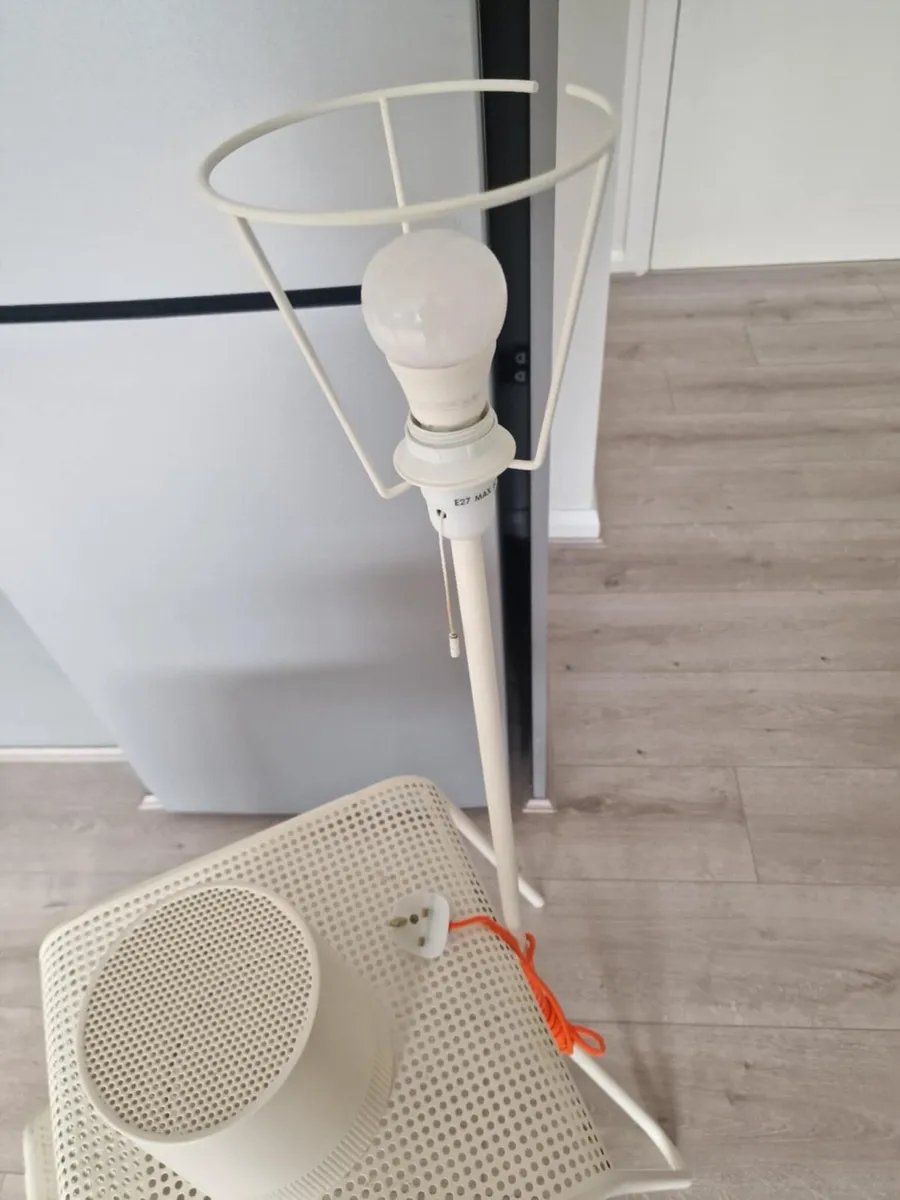 Lamp and table - Image 2