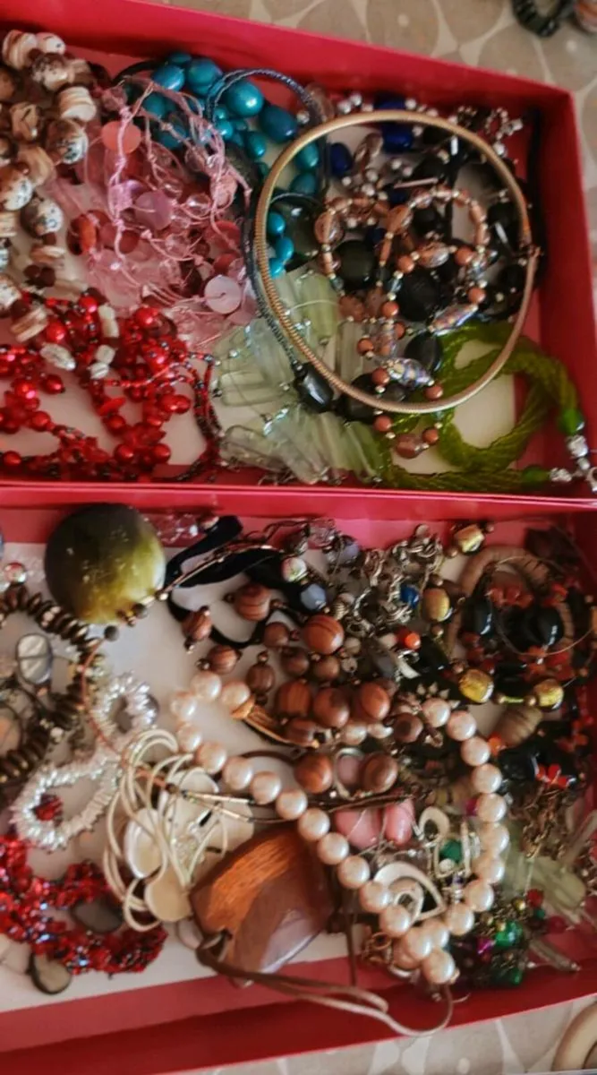 Large collection of necklaces, - Image 1