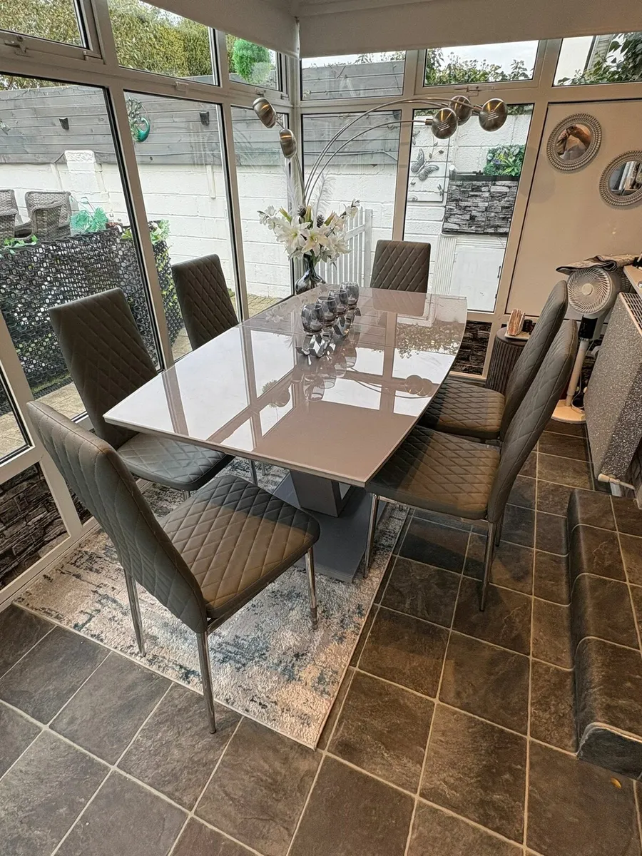 Table and 6 chairs - Image 1
