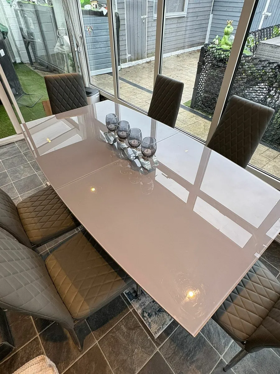Table and 6 chairs - Image 2