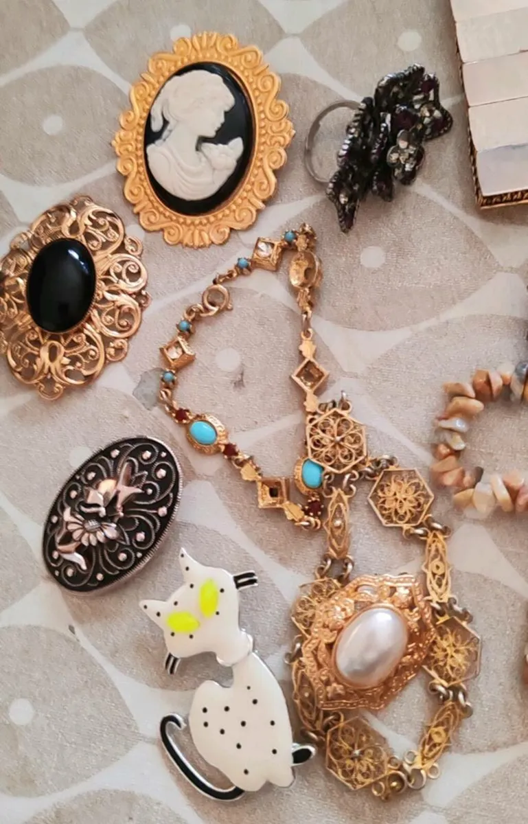Retro and modern bracelets,brooches etc - Image 4