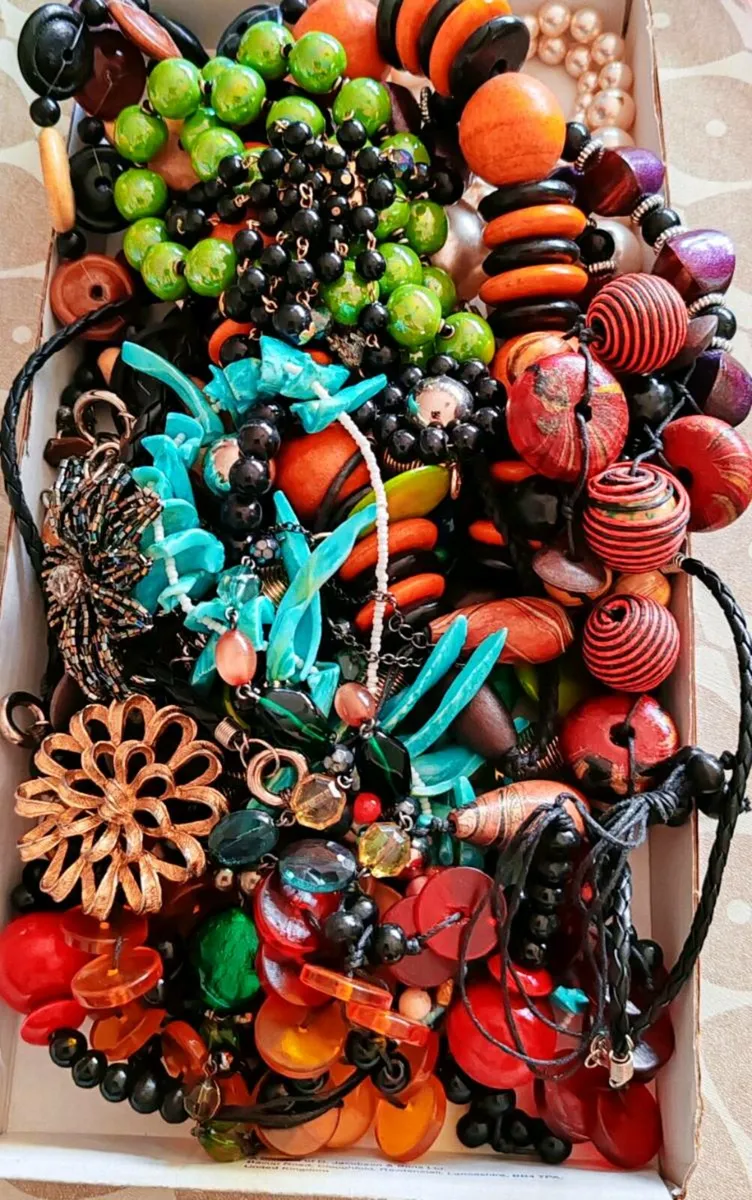 Chunky costume necklaces and brooches - Image 1