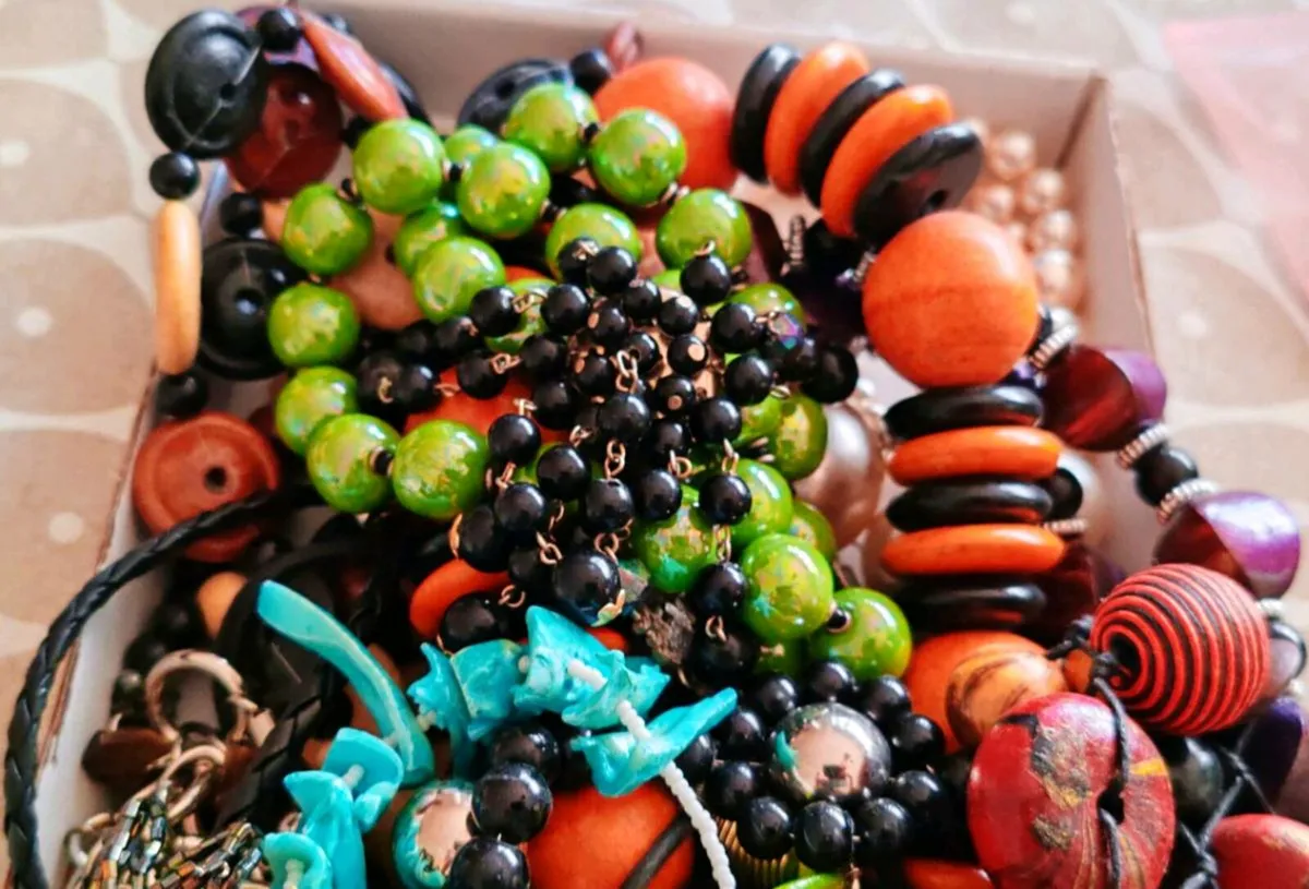 Chunky costume necklaces and brooches - Image 2
