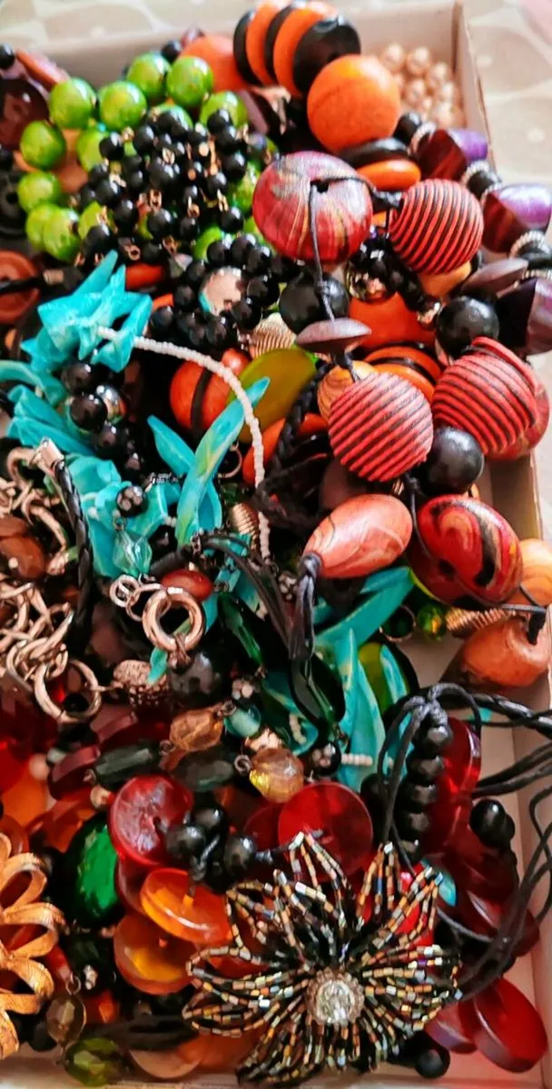 Chunky costume necklaces and brooches - Image 3