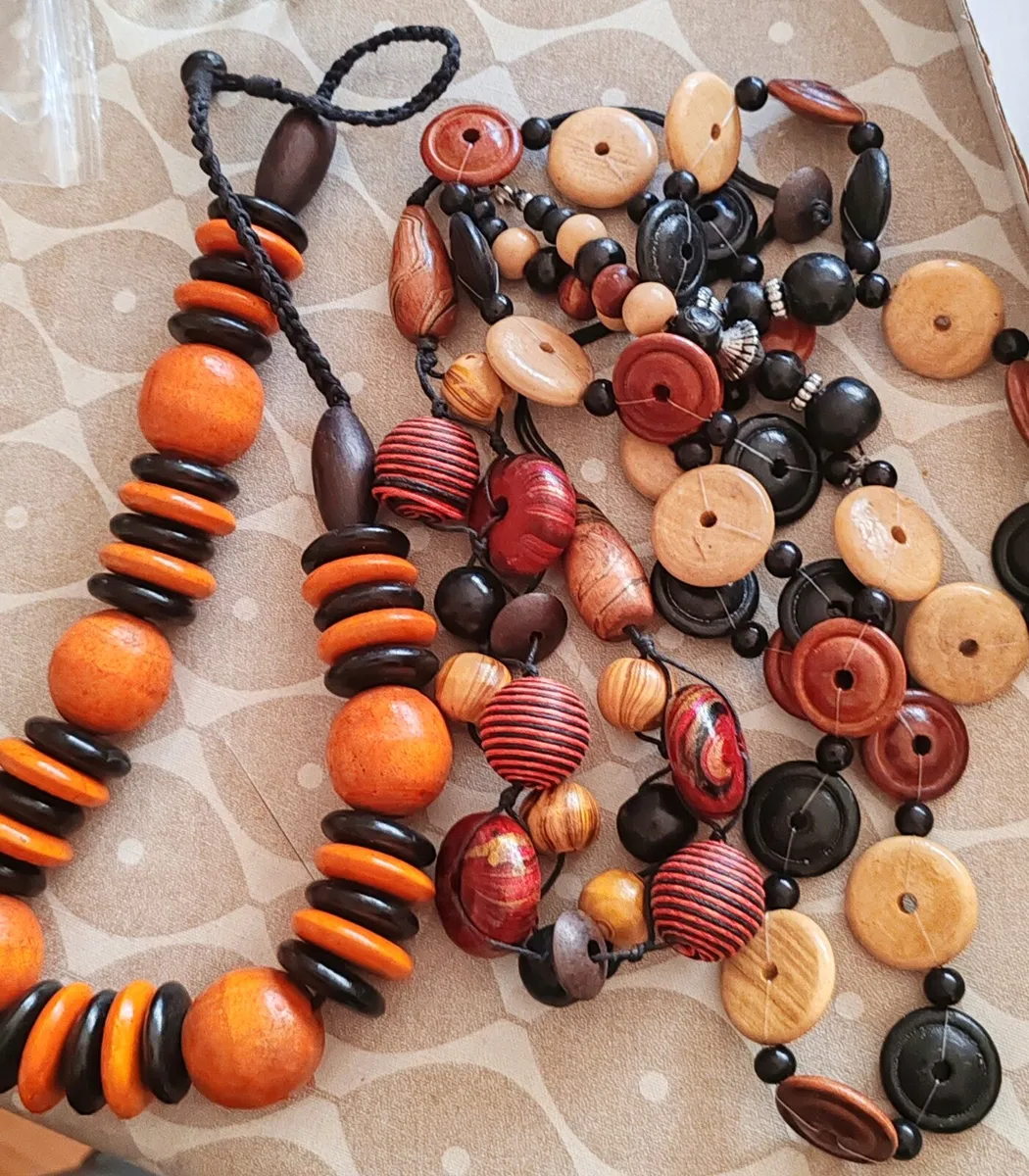 Chunky costume necklaces and brooches - Image 4