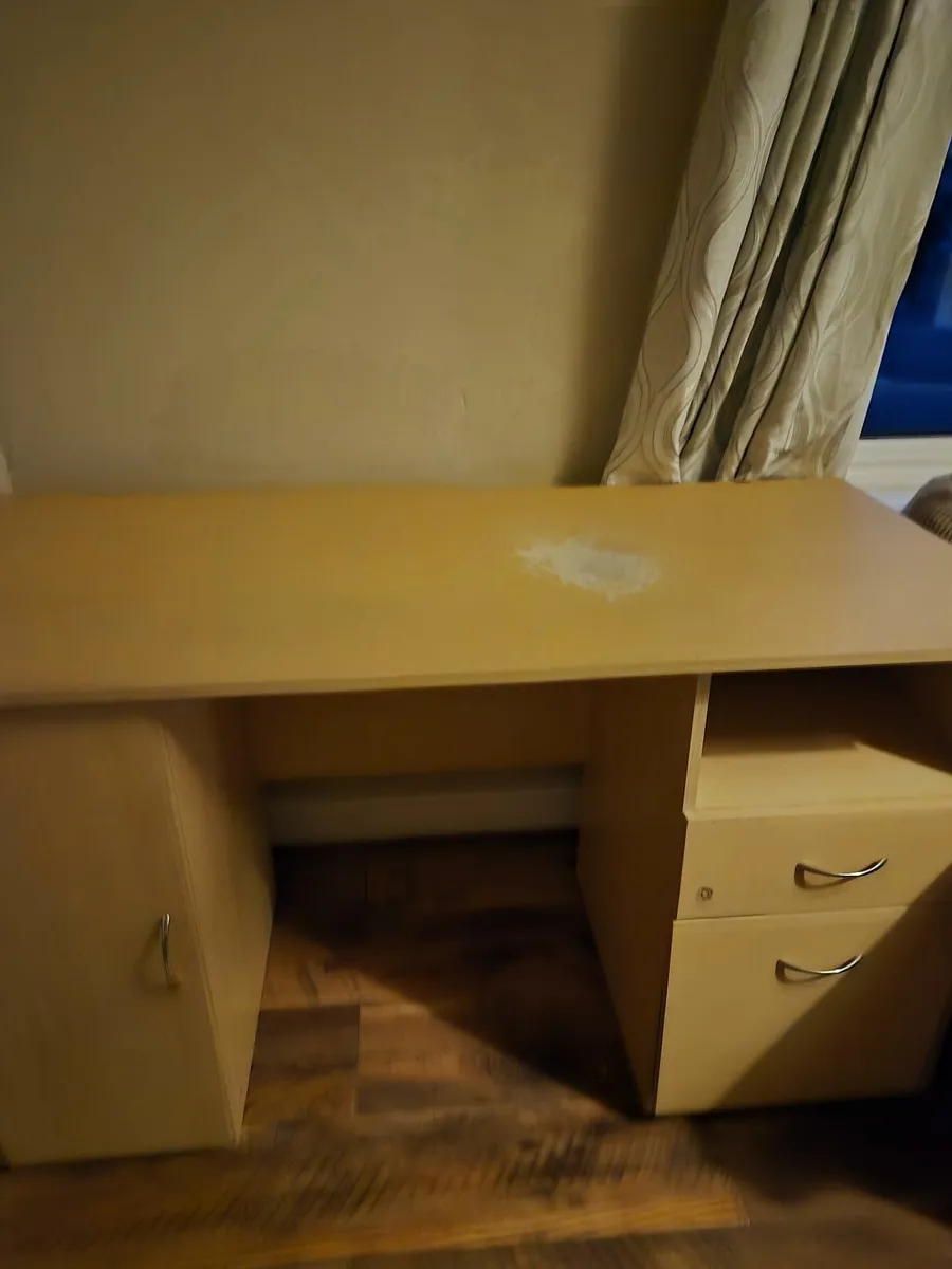 **FREE** Desk and chair - Image 1