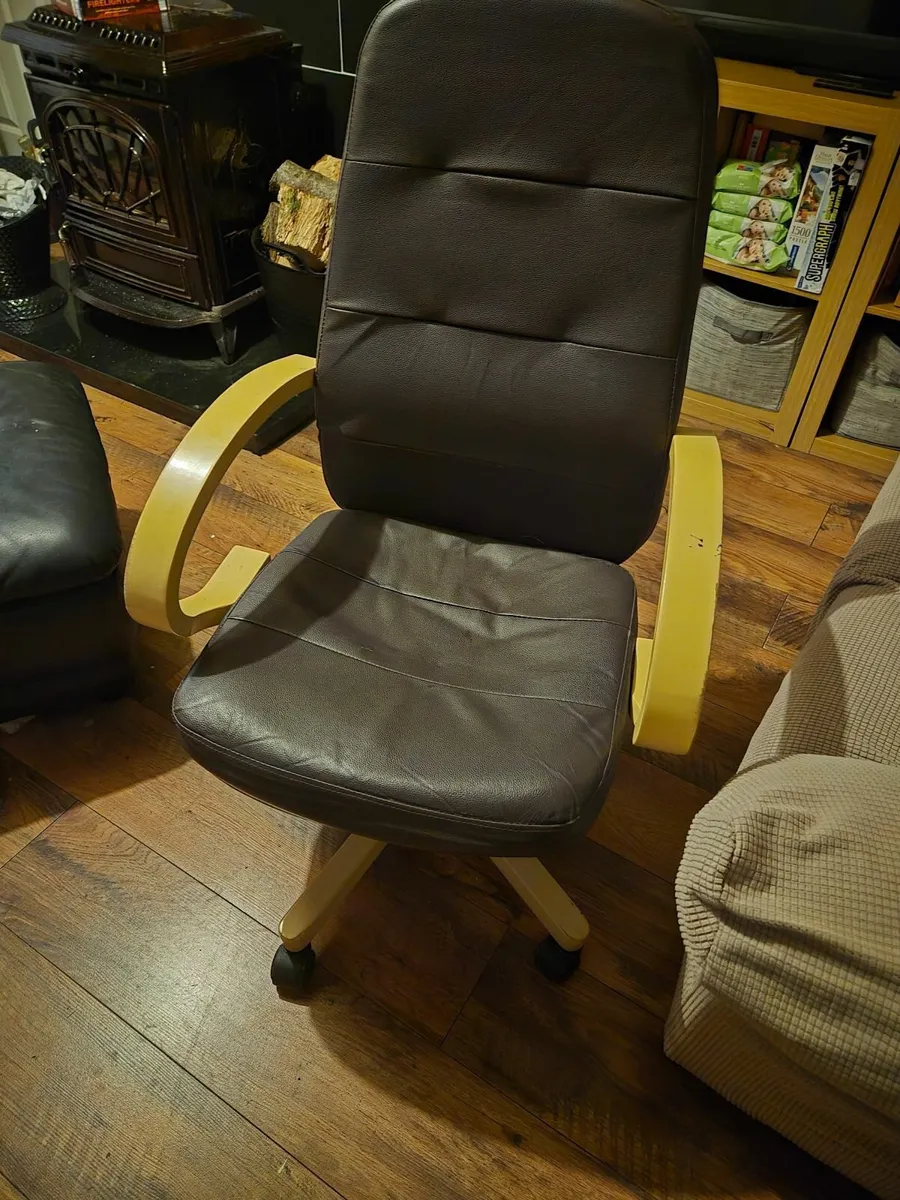 **FREE** Desk and chair - Image 4