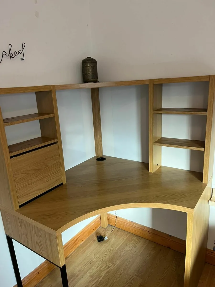 Study desk - Image 1