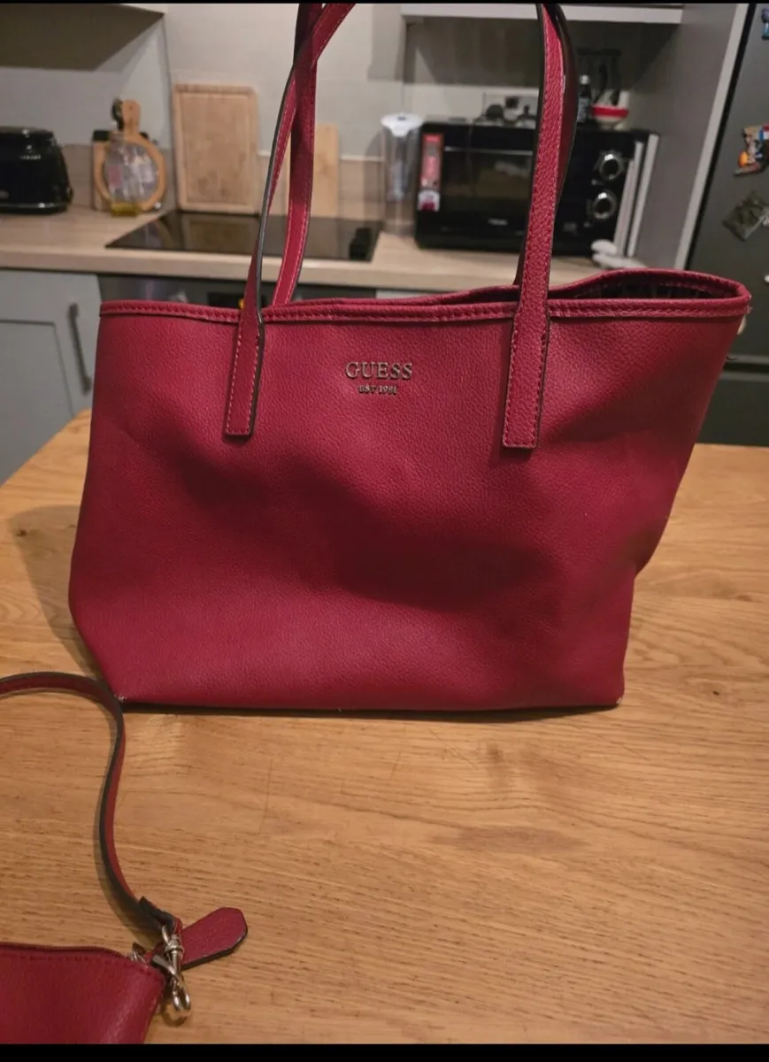 Red guess tote bag 🎒 with inner smaller bag . - Image 2