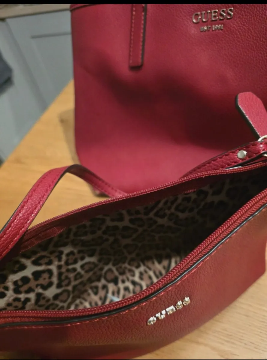 Red guess tote bag 🎒 with inner smaller bag . - Image 4