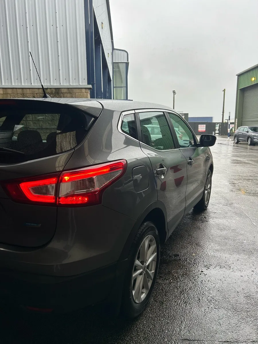 Nissan Qashqai Hatchback Diesel Grey 2015 - Image 3