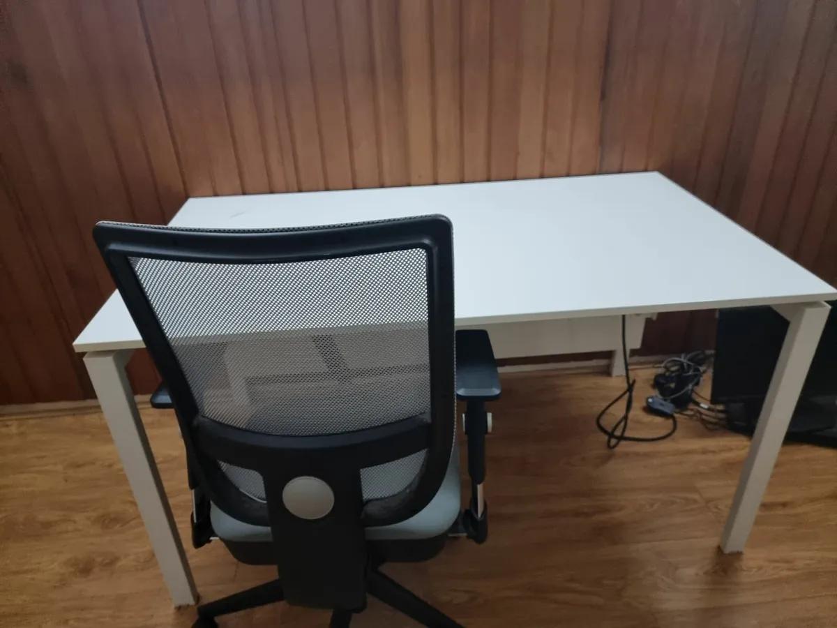 Large desk with office chair - Image 1