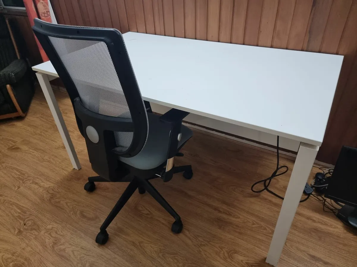 Large desk with office chair - Image 2